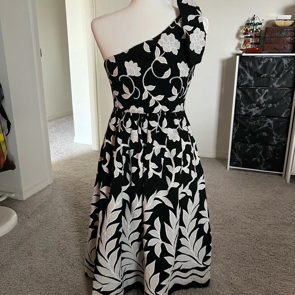 SOLD - EUC Anthropologie Black White Floral Dress - Size 6 - Picture 8 of 10